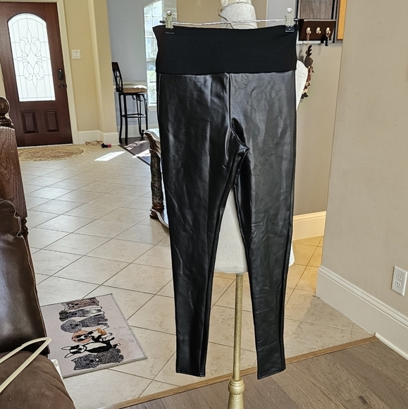 Nwot Assets by SPANX Faux Leather High Rise Black Legging in size M - Picture 1 of 10